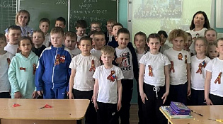 Поклонимся великим тем годам